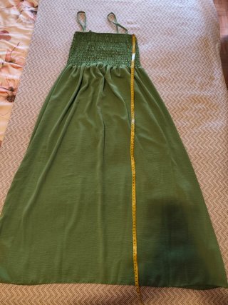 Vestido largo verde con fruncido.Pone XL pero es M
