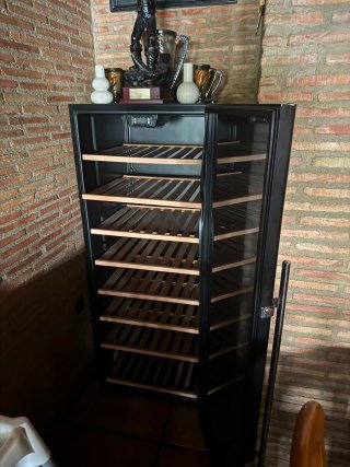 Vinoteca Negra con Puerta de Cristal