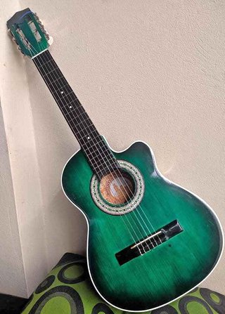 Guitarra acústica verde con cutaway
