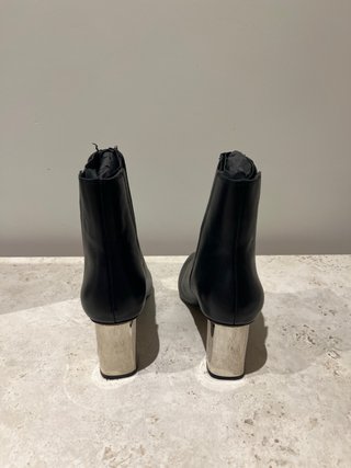 Botines negros tacón plateado