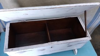 Baúl antiguo de madera blanco restaurado