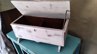 Baúl antiguo de madera blanco restaurado