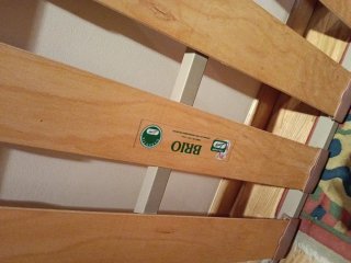 Somier Brio madera y plástico, +otro y colchón