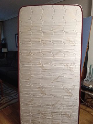 Somier Brio madera y plástico, +otro y colchón