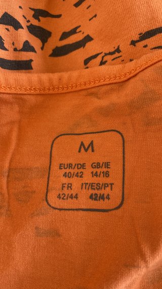 Camiseta naranja estampada