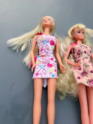 Bambole tipo Barbie con vestiti