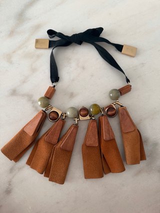 Collar étnico con cuentas y cuero