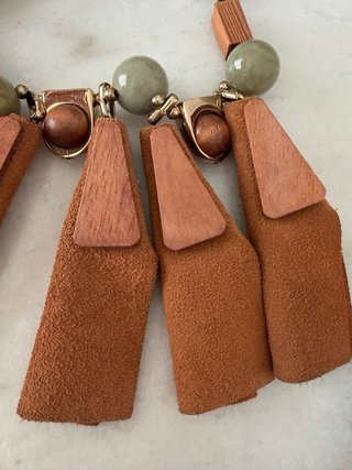 Collar étnico con cuentas y cuero