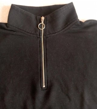 Sudadera negra con cremallera