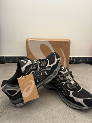 Zapatillas Asics Negras y Grises son 2 asics