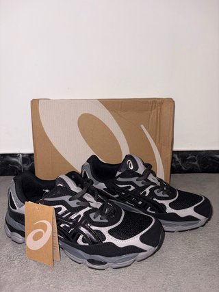 Zapatillas Asics Negras y Grises son 2 asics
