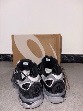 Zapatillas Asics Negras y Grises son 2 asics