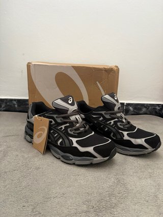Zapatillas Asics Negras y Grises son 2 asics