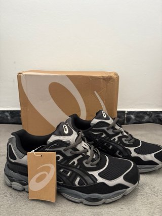 Zapatillas Asics Negras y Grises son 2 asics