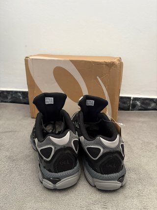 Zapatillas Asics Negras y Grises son 2 asics