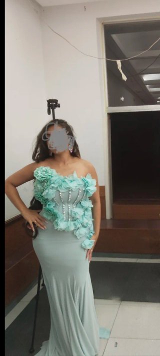Vestido turquesa con corsé de pedrería y flores