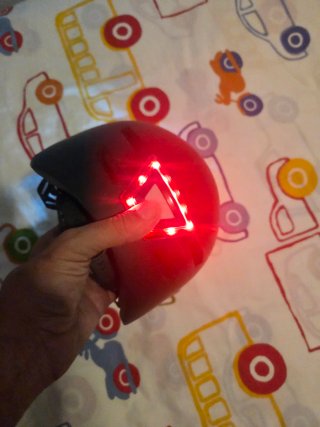 Casco con luz frontal y trasera