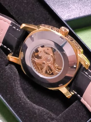 Reloj de Esqueleto Dorado y Negro