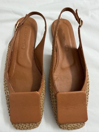Zapatos planos marrones con tiras