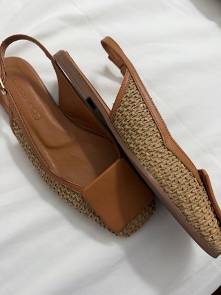 Zapatos planos marrones con tiras