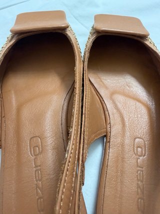 Zapatos planos marrones con tiras