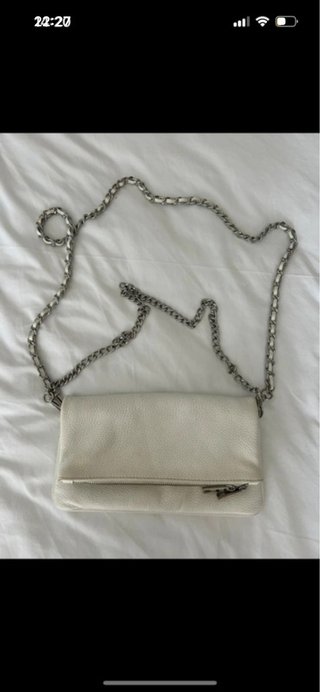 Bolso blanco con cadena plateada
