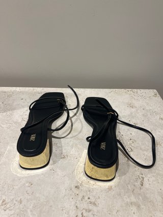Sandalias Zara tacón bajo dorado