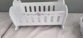 Cuna de juguete blanca con flores