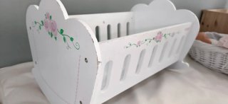 Cuna de juguete blanca con flores