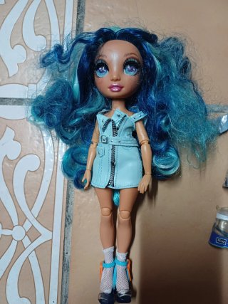 Muñeca Rainbow High con accesorios