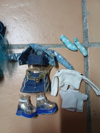 Muñeca Rainbow High con accesorios