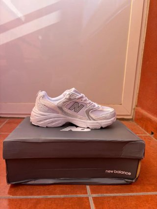Zapatillas New Balance Plata y Blanco