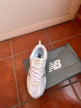 Zapatillas New Balance Plata y Blanco
