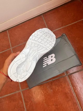 Zapatillas New Balance Plata y Blanco