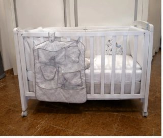 Cuna de madera blanca para bebé