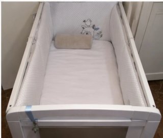 Cuna de madera blanca para bebé