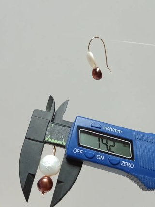 Pendientes Perlas Barroca Planas Chocolate Blancas