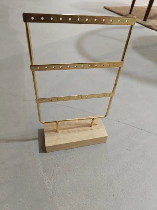 Expositor Joyas Dorado Base Madera