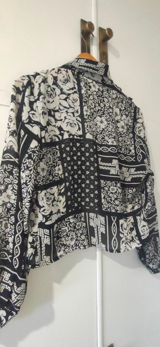Camisa cropped N&B Classic