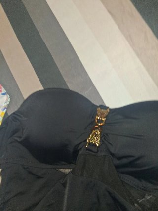 Bañador negro strapless con detalles dorados