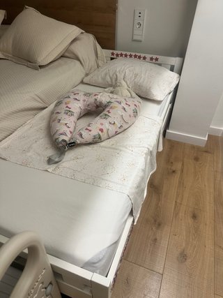 Cama infantil blanca con barrera y colchón