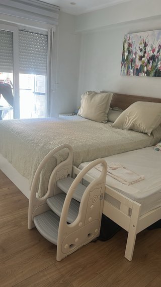 Cama infantil blanca con barrera y colchón
