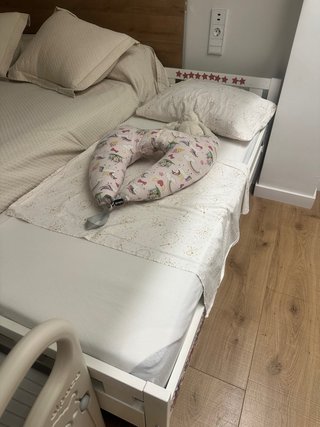 Cama infantil blanca con barrera y colchón