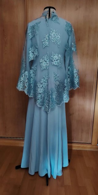 Vestido azul con capa de encaje