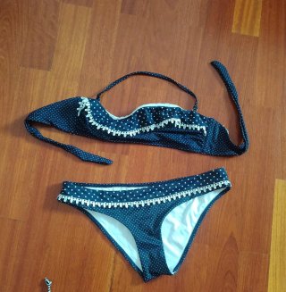 Bikini azul con lunares blancos
