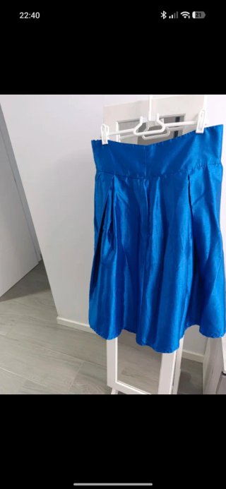 Falda azul con vuelo y bolsillo