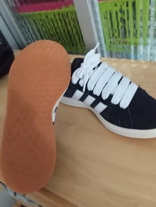 Zapatillas Adidas Negras y Blancas