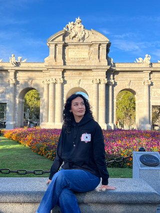 Sudadera Negra con Mapa Mundial Azul
