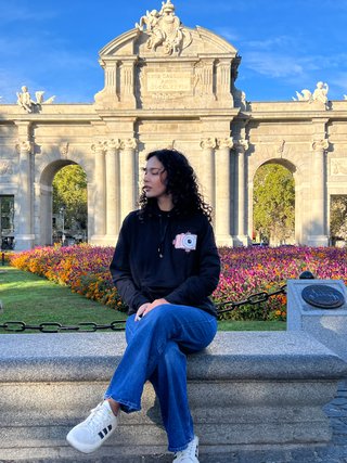 Sudadera Negra con Mapa Mundial Azul