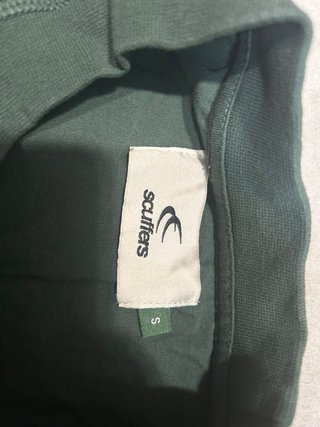Camiseta verde con logo